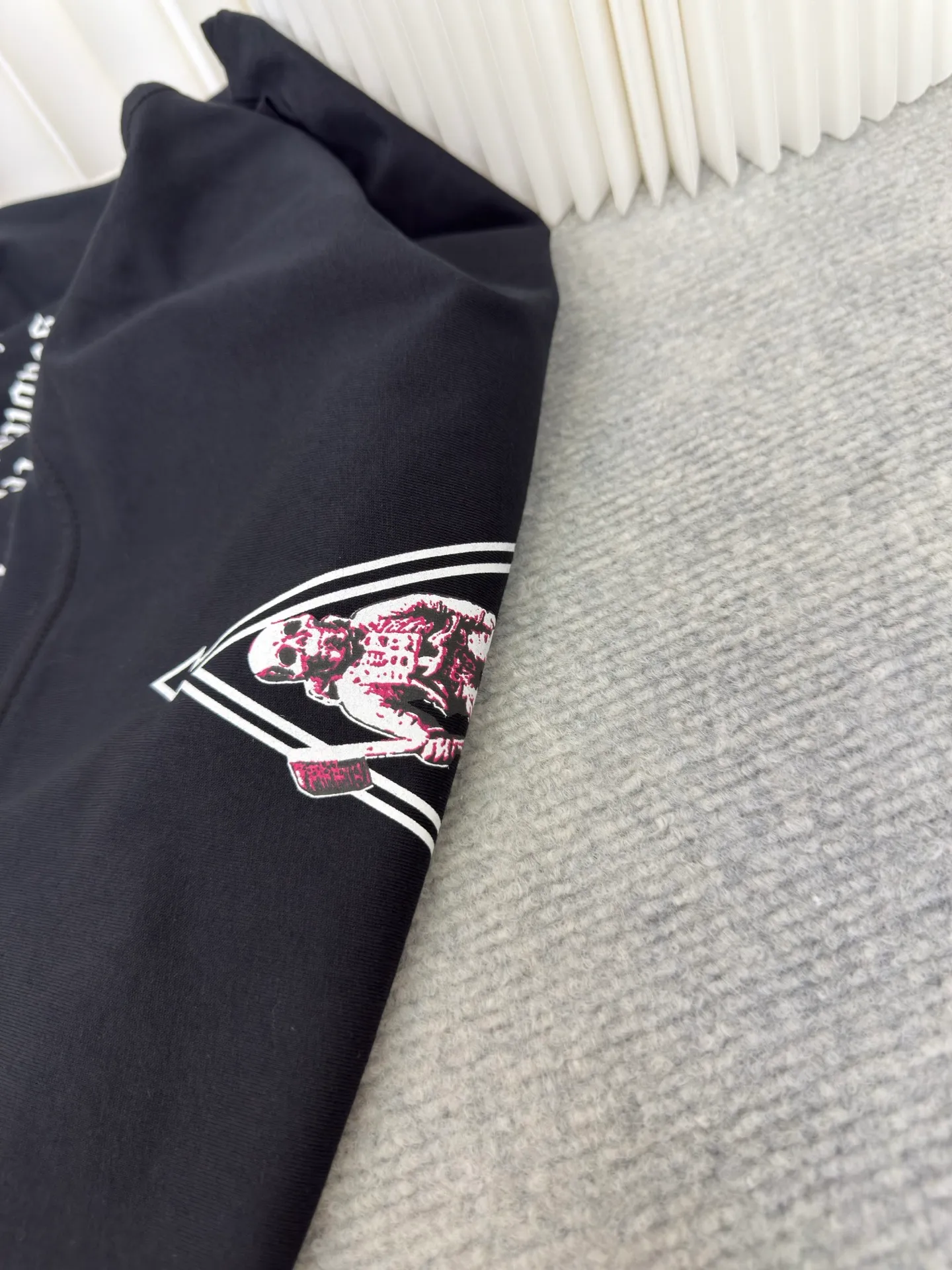 P240 Chrome Hearts Skeleton Soldier Text Short Sleeves. The fabric is made of 26-woven 200g cotton. The printing is made of thermosetting ink. Customized accessories. Size S M L